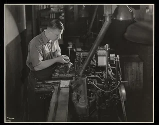 Työskentely monotyyppikoneella osoitteessa Unz und Co., 24 Beaver Street, New York, 1932 (hopeagelatiiniprintti)
